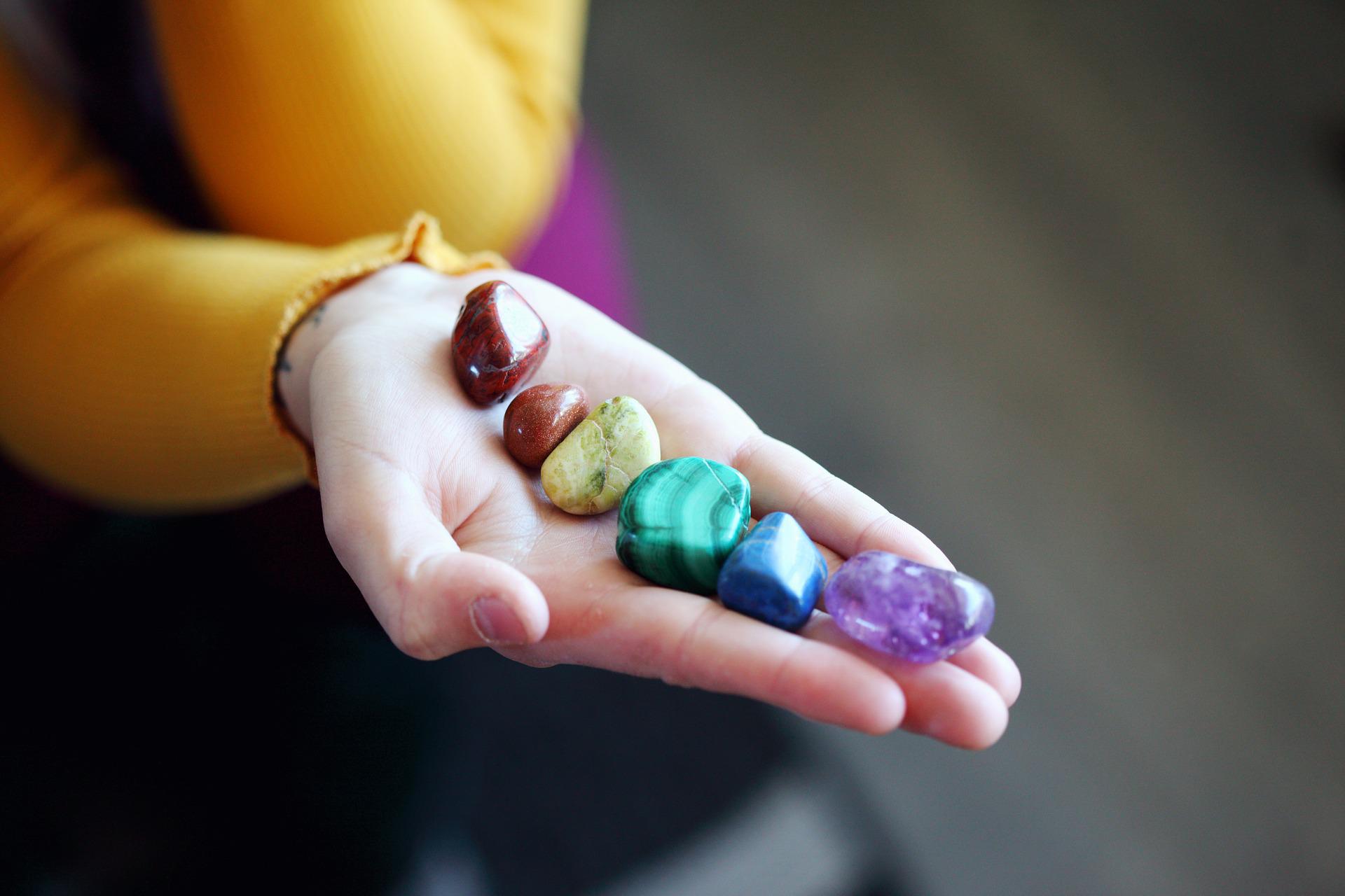 Chakra stenen in hand